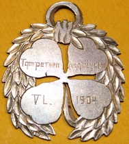 Kaulakoru on vuodelta 1904 ja siinä toisella puolella on luokkakokouksen aika 5.7.1914 Runebergin lähteellä.